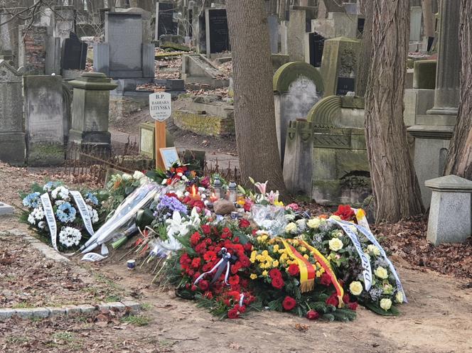 Córkę Lityńskiego pochwali na żydowskim cmentarzu. Grób w kwiatach i kamykach [ZDJĘCIA]