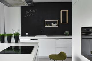 Farba tablicowa na ścianie w białej kuchni