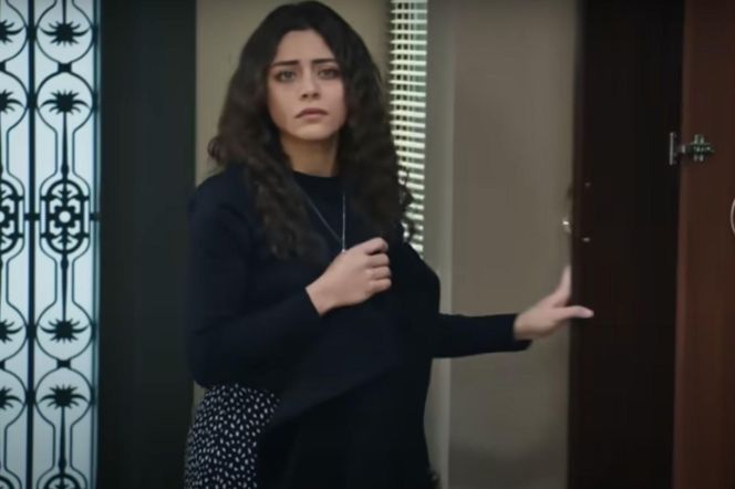 Wykorzystując chwilę nieuwagi, Seher wymknie się z domu 