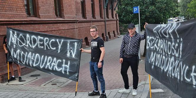  Inowrocław. 27-latek zmarł w czasie interwencji policji. Ponad 100 osób protestowało pod komendą [ZDJĘCIA]