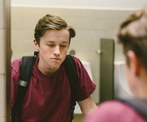 Świat w czarnych barwach, kolory na talerzu. Dietetyczka radzi: dieta pomoże dziecku z obniżonym nastrojem