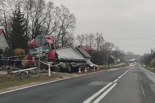 Wypadek TIRa na DK 78 w Chlewicach. Kierowca zasnął