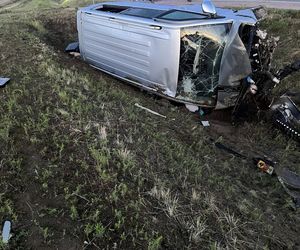 Poważny wypadek pod Łomżą. Bus wypadł z drogi. Wielu poszkodowanych