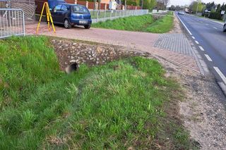 Samochód roztrzaskał się na betonowym ogrodzeniu pod Tarnowem. Kierowca trafił do szpitala