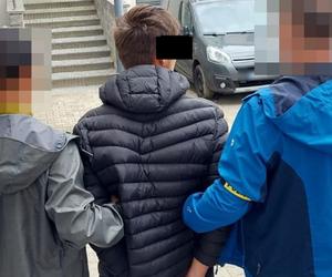 Wszedł do kościoła i przebrał się w mszalne szaty