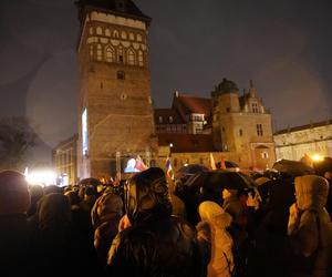 Światełko dla Pawła Adamowicza. Tłumy na wiecu w Gdańsku 