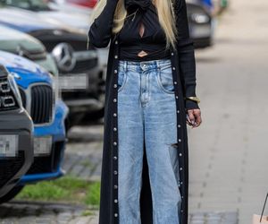 Monika Olejnik w butach Miu Miu za krocie i porwanych dżinsach! Ta stylizacja szokuje