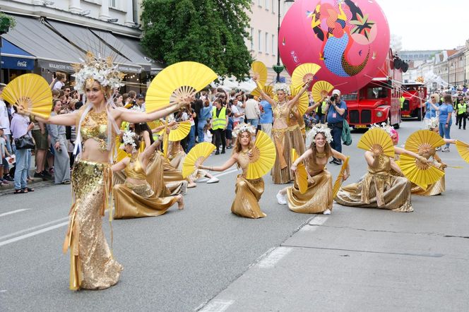 Parada Syrenki 2025 przeszła ulicami Warszawy. Na trasie 20 barwnych platform