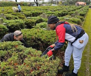 Żołnierze US Army sprzątają groby polskich żołnierzy 