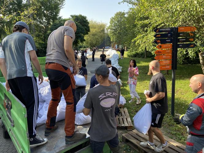  ZOO Wrocław. Umacnianie wałów, układanie worków z piaskiem