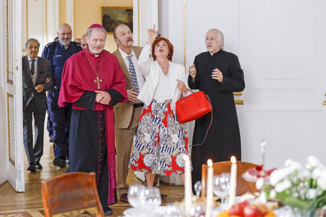 Ojciec Mateusz 26 sezon. Ksiądz Mateusz (Artur Żmijewski), Natalia (Kinga Preis), Pluskwa (Eryk Lubos), ksiądz Jacek (Piotr Kozłowski)