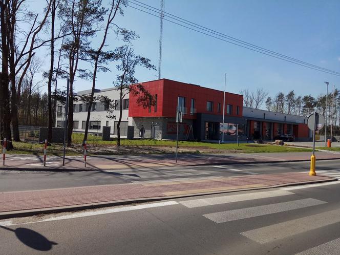 Legionowscy strażacy pokazują swoją nową remizę
