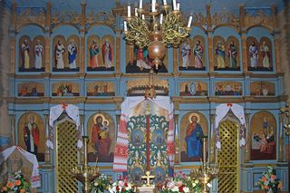 To jedna z najciekawszych wsi w Małopolsce. Kiedyś rozdzielono ją na dwie połowy