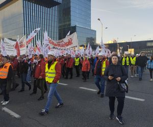 Protest w Katowicach. Tysiące związkowców na ulicach. Padły mocne słowa o „zbrodniczej ideologii”