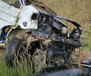 Śmiertelny wypadek na S7! Dwóch mężczyzn nie żyje. Bus huknął w bariery i wpadł do rowu [ZDJĘCIA]