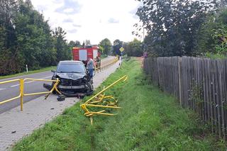 Kolizja w Krynkach. Auto osobowe uderzyło w bariery ochronne