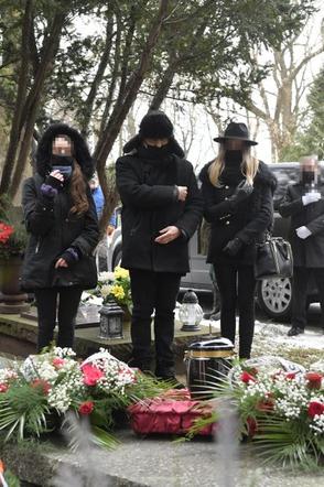Mariusz Czajka nad grobem matki. Relacja z pogrzebu