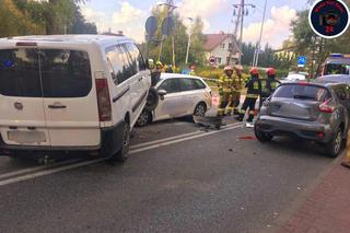 Trzy samochody zderzyły się w Nadarzynie. Dwóch kierowców trafiło do szpitala