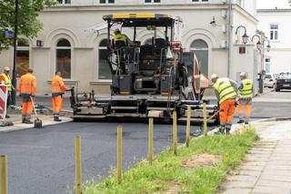 Remont Brzeźnej coraz bliżej końca. Właśnie wylano nowy asfalt