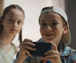 M jak miłość odcinek specjalny 25 lat serialu. Misiek (Aleksander Bożyk), Hania (Wiktoria Basik)