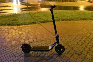 Dramatyczny wypadek w Oświęcimiu. 38-latka na hulajnodze potrącona przez opla. Trafiła do szpitala