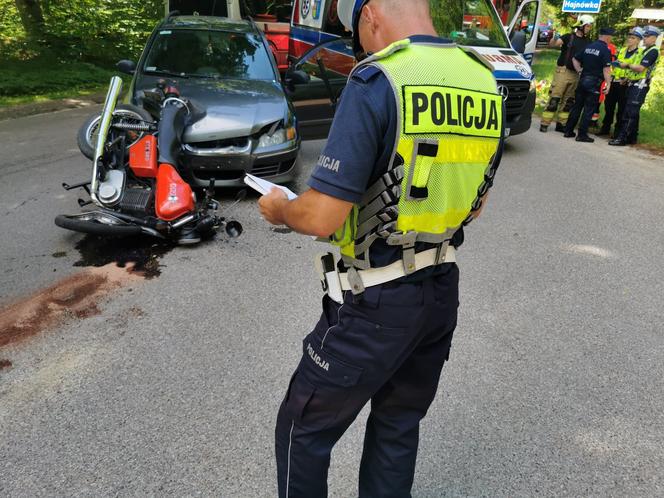 Groźny wypadek na drodze wojewódzkiej nr 689 między Hajnówką a Białowieżą. Motocyklista trafił do szpitala [ZDJĘCIA]