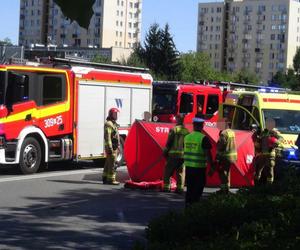 Auto wjechało w przystanek w Warszawie. Dwie osoby nie żyją