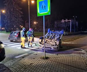 Poważny wypadek na Placu Pokoju Toruńskiego. Auto dachowało