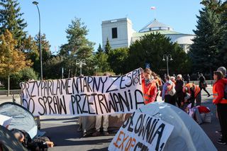 Ostatnie Pokolenie rozbiło namioty przed Sejmem. Domagają się prac nad ustawą o transporcie publicznym