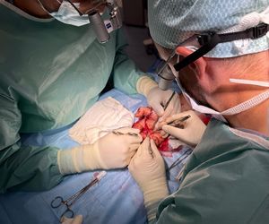 Lekarze z 5 Wojskowego Szpitala Klinicznego w Krakowie przyszyli oderwany kciuk panu Wojciechowi