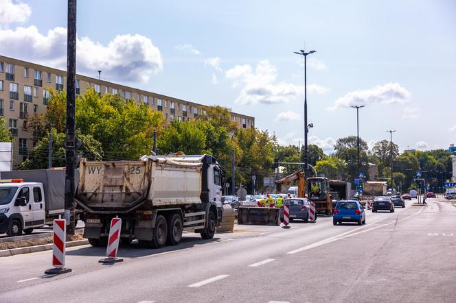 Prace przy zazielenianiu pl. Bankowego w Warszawie