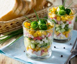 Imprezowa sałatka z paluszków krabowych surimi z ogórkiem i kukurydzą