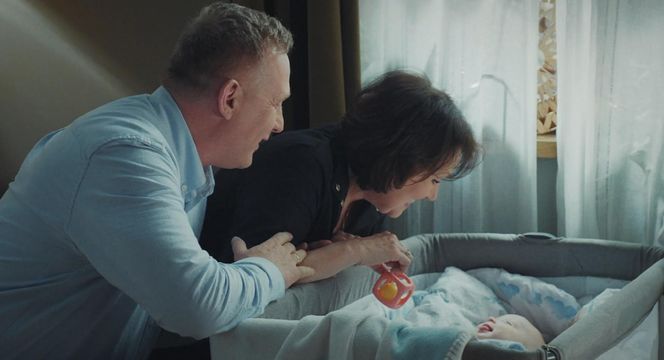 M jak miłość odc. 1878. Antoś (Mark Myronenko), Marysia (Małgorzata Pieńkowska), Artur Rogowski (Robert Moskwa)