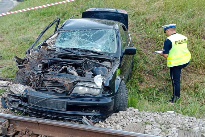 Trawniki: Wjechał BMW pod pociąg. Narkotyki w aucie. 30-latek aresztowany