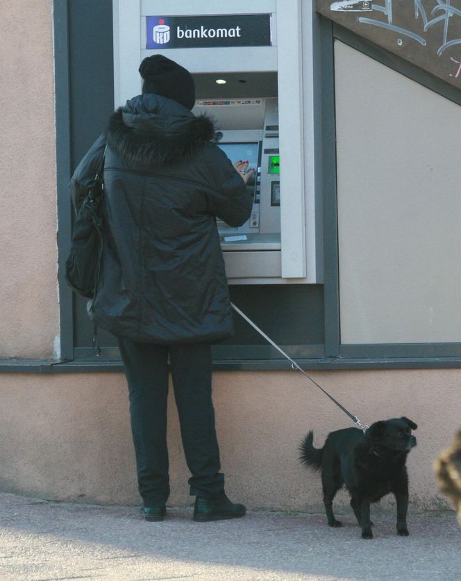Krystyna Janda w Sopocie zamiast wdychać jod - kurzy jak lokomotywa!