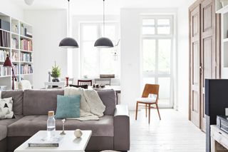 Nowa podłoga na starych deskach, panelach lub płytkach? To możliwe. Sprawdź, jak odnowić starą podłogę