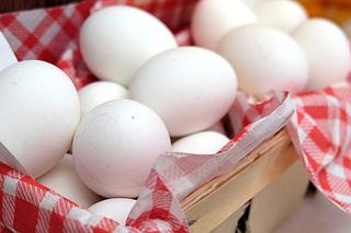 Szkodliwy fipronil wykryto w kilku partiach jaj. Badania przeprowadzano w Rzeszowie