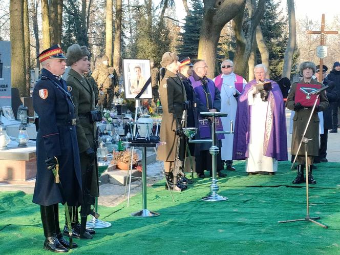 Uroczystości pogrzebowe Iwony Śledzińskiej-Katarasińskiej na Dołach. Wzięło w nich udział wiele osób [ZDĘCIA]