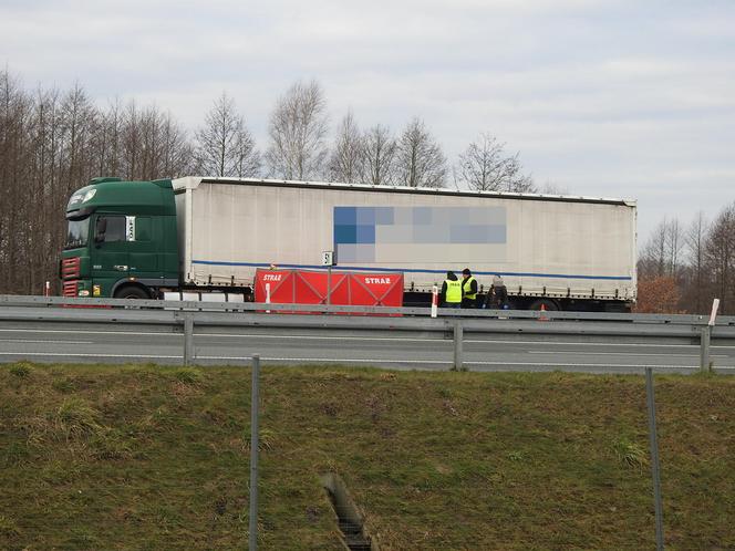 Horror na S17. Kierowca ciężarówki zginął pod kołami drugiej ciężarówki