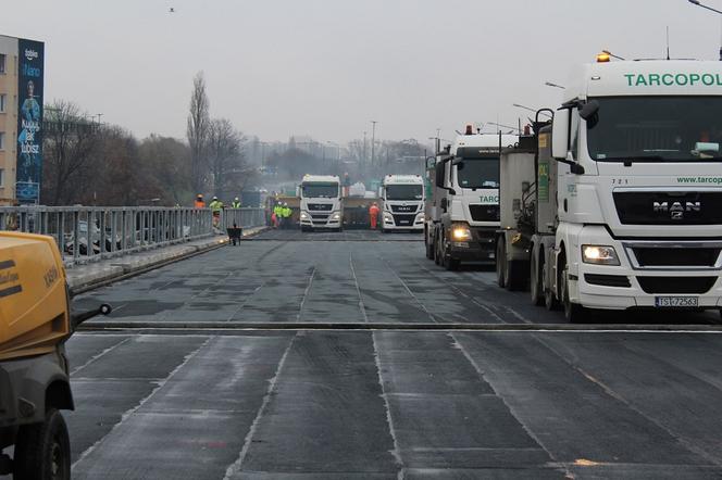 Wiadukt na trasie Łazienkowskiej ma już nowy asfalt