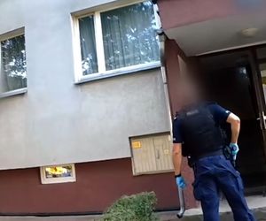 Atak nożownika we Wrocławiu. Sprawca zamknął się w domu, mamy film z akcji policji