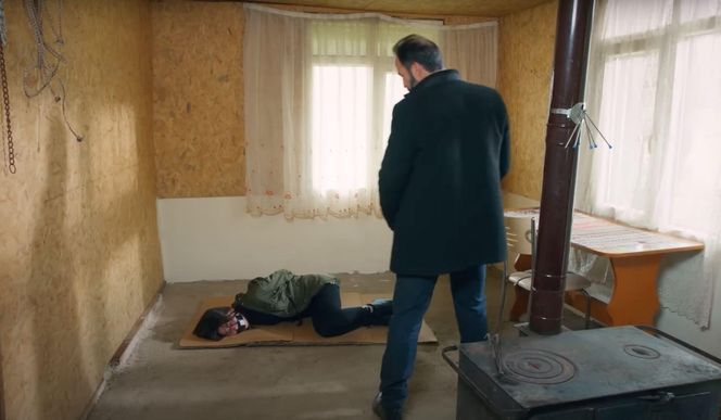 Melis naprowadzi porywacza na trop Zeynep. Dojdzie do tragicznego wypadku i dziewczyna zostanie pojmana.