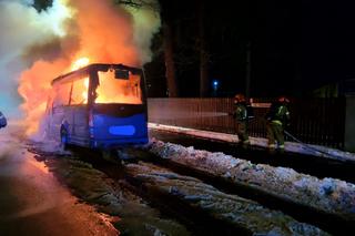 Bus stanął w ogniu! Samochód doszczętnie spłonął