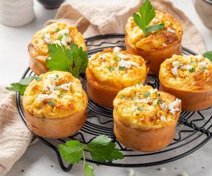 Prosty patent na ciepłe śniadanie. Pieczarkowe muffiny z papryką i serem