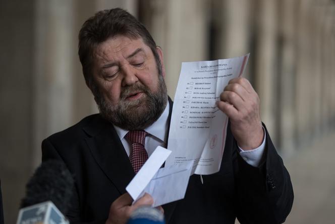 Stanisław Żółtek pokazał pakiet kart wyborczych