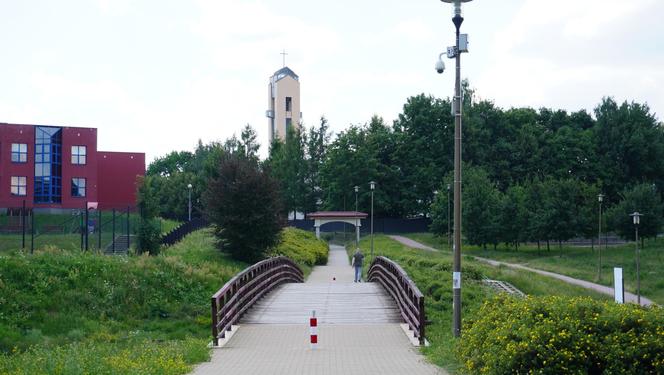 Lublin. „Filary porośnięte bluszczem” i nie tylko. Park Jana Pawła II w lipcowej odsłonie