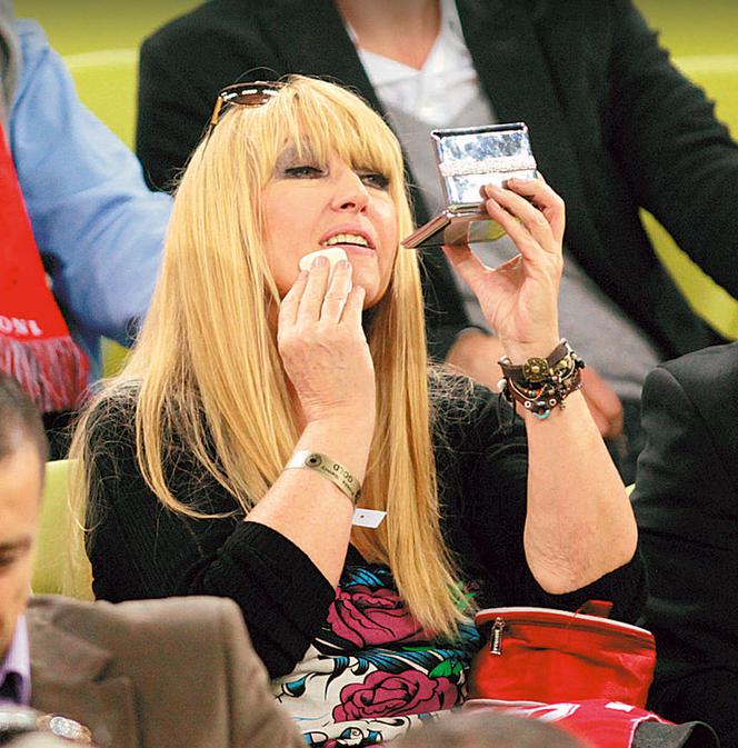 Pudrowała sie na meczu