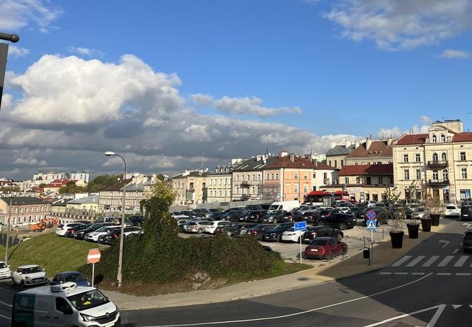 Blaszany płot z centrum miasta zmienił się w atrakcję turystyczną