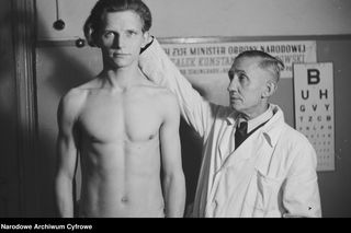 QUIZ PRL. Od Lenino do „fali”: Sprawdź, czy przetrwałbyś w wojsku PRL. Tylko dla orłów!