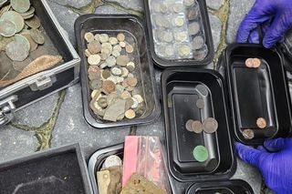 Wygrzebali z ziemi cenne monety. Grozi im więzienie